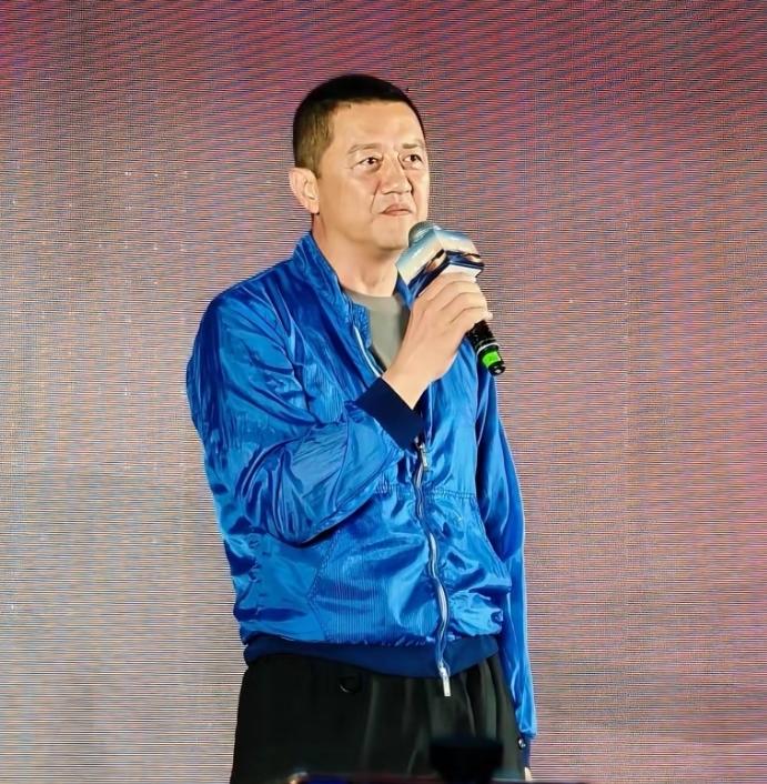 李亚鹏这回算是熬出头了。比亚迪找他拍广告，"好人有好豹"，听着就喜庆。这些年做生