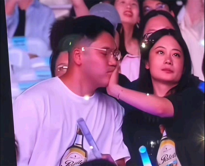 以我谈过八个女朋友的经历，解读某演唱会观众席，男子想亲吻女友，被一巴掌推开的事件