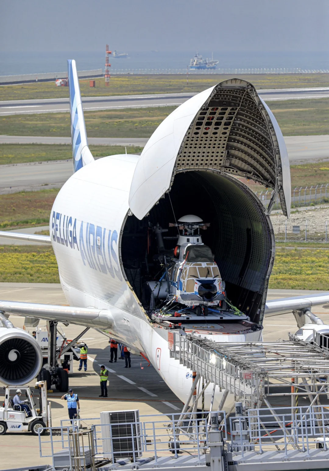 空客大白鲸运输2架H225在神户空港卸货