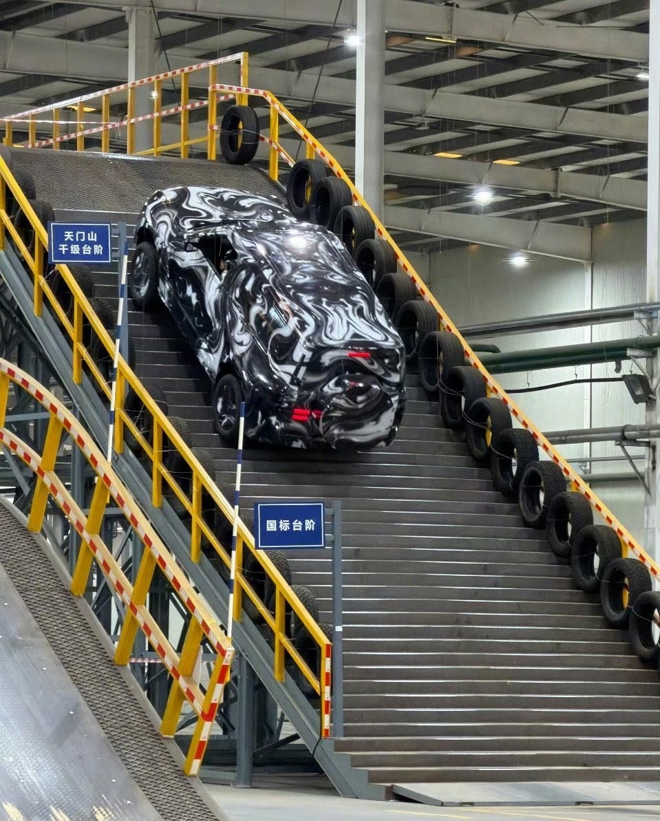 比亚迪把天门山天梯搬进了厂房看了视频，平均坡度45度，专门用来极限测试车辆，这操