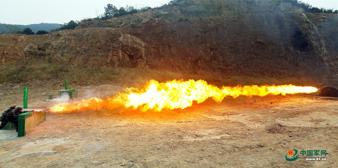 很多人彻底搞错了防化兵的真实定位。总以为他们不用冲锋拼枪、不用直面炮火，日常只是