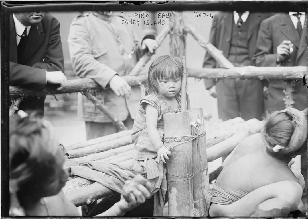 图1：1904年，一群菲律宾土著人在美国圣路易斯世界博览会上展出。
图2：190