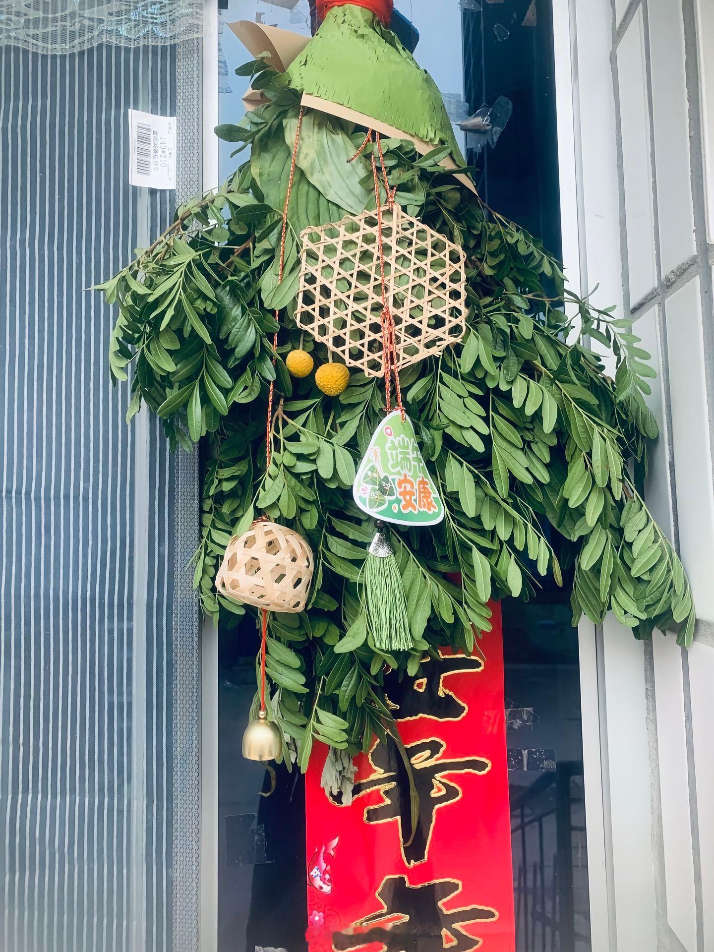 端午节 祝大家端午安康，平安顺遂。那么问题来了，大家今天吃甜粽子还是咸粽子呢
