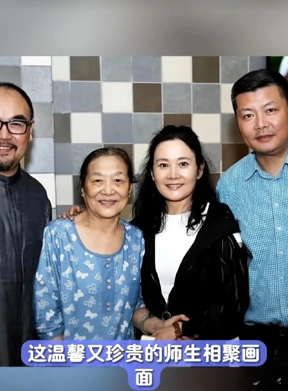 李苒苒的先生是马精武教授吧？
北京电影学院资深教师李苒苒（左二），与昔日学生臧金