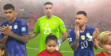 梅西鼓掌有一套，嚼起来，拍起来，再来个干洗。[捂脸][捂脸][捂脸]