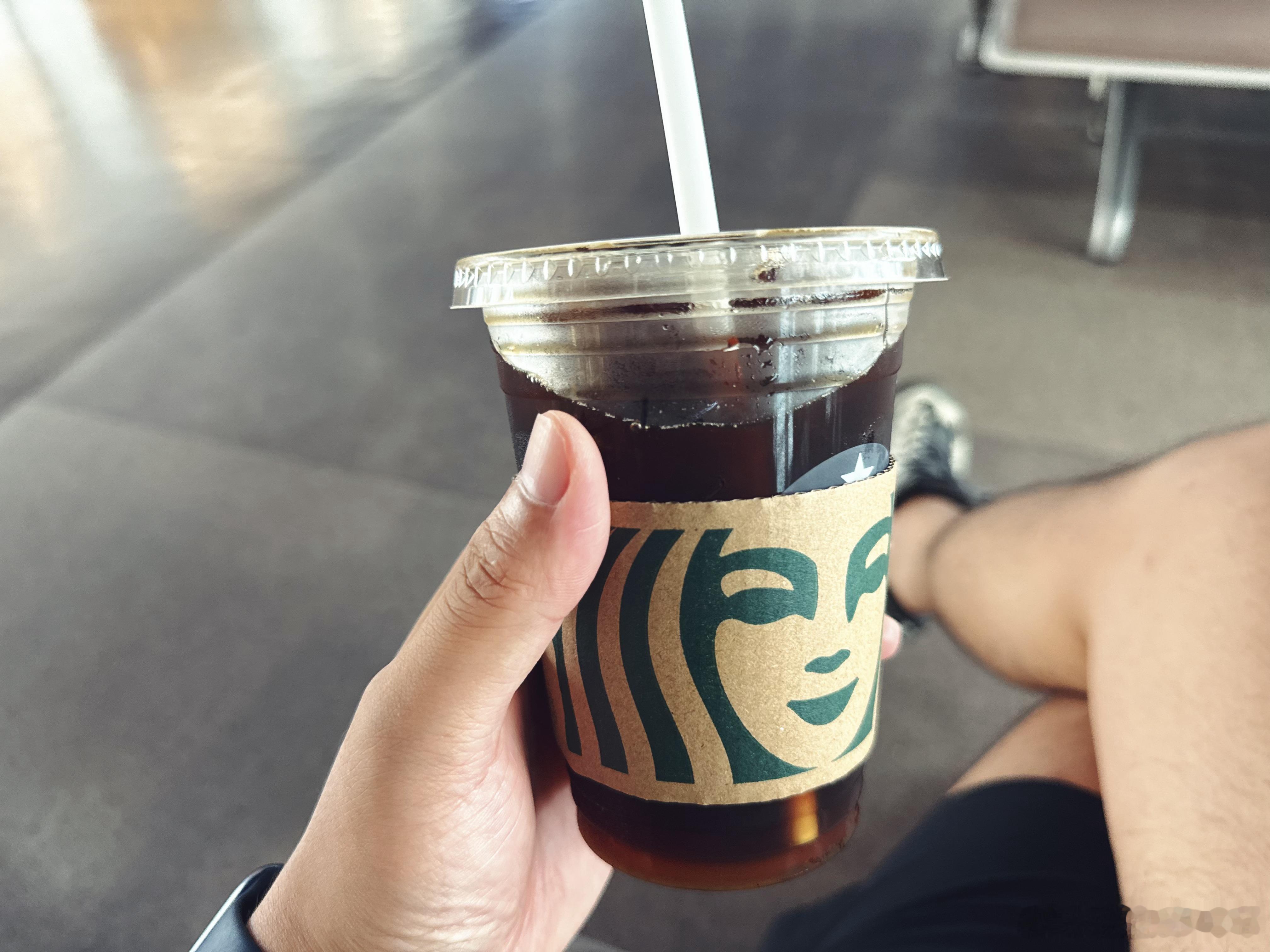 东航比较爽的是，每次可以领一杯星巴克的咖啡券。但我一直观察下来，发现 星巴克 确