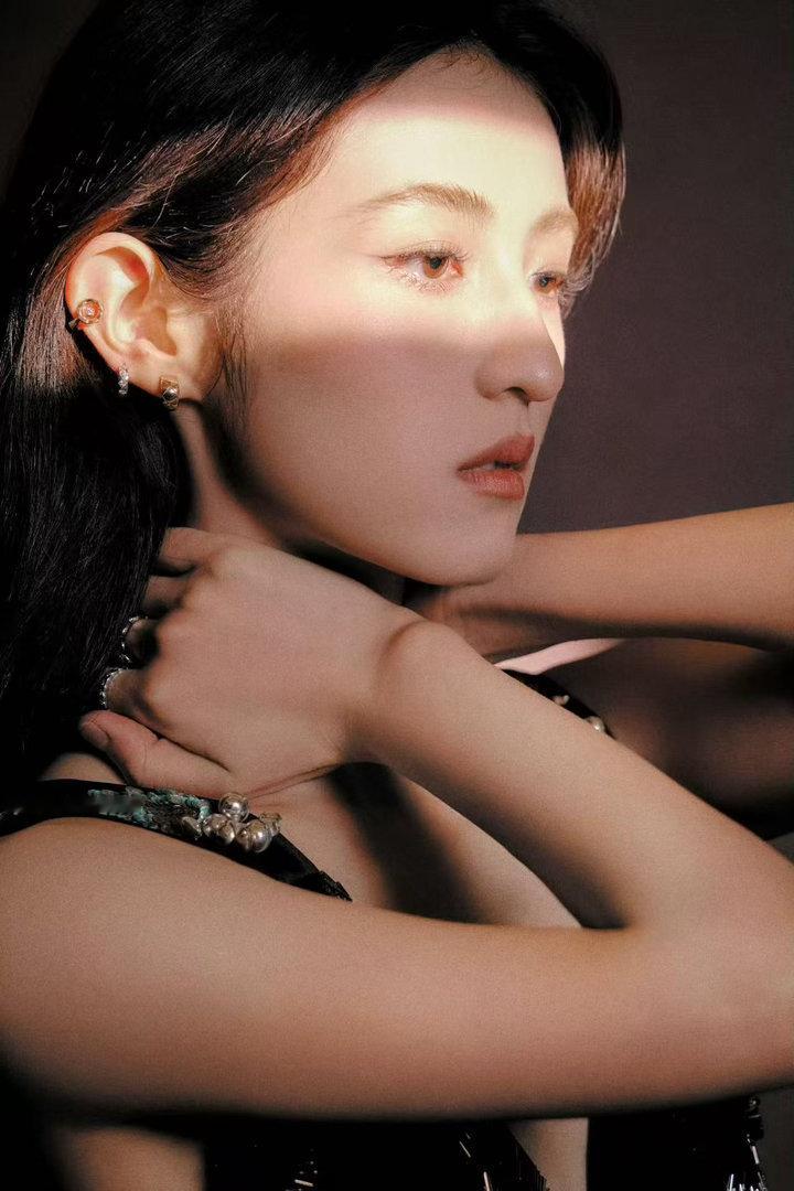 张子枫百花奖采访 张子枫聊起李晓时眼里有光，对家国情怀的理解表达得真实又有厚度。