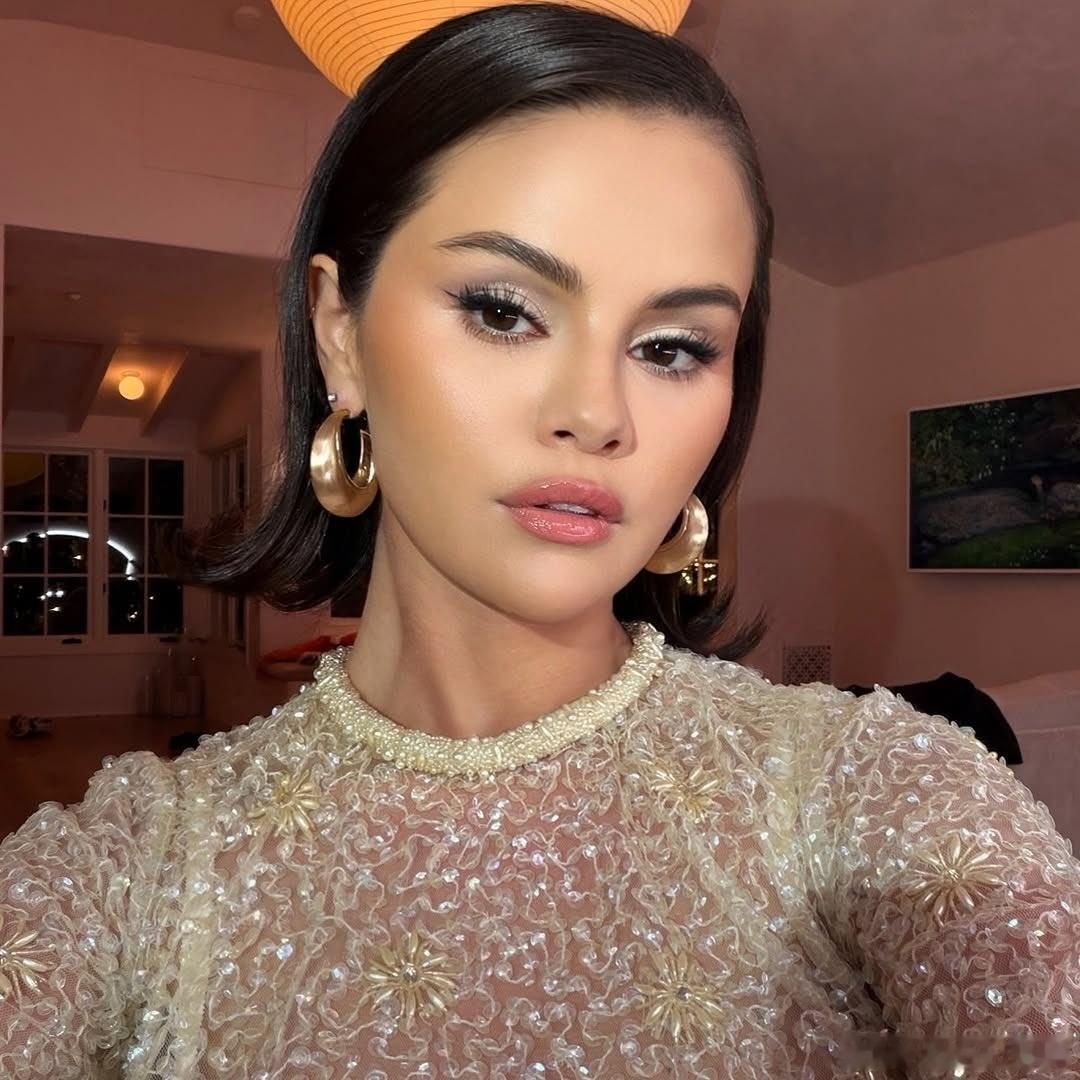 selena gomez赛琳娜戈麦斯分享和朋友相聚的妆造，很精致和高贵了 