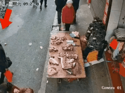 偷肉被抓了现行，多丢人呢。
一个黑衣女子拿着一个黑色的空塑料袋，趁老板砍肉的时候