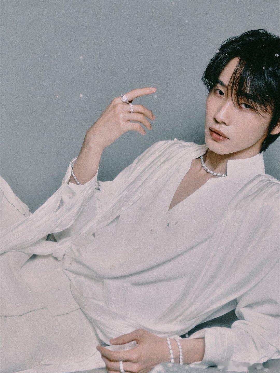 连淮伟最新活动，好贵气的一身啊！！而且这次活动是在北京中轴线的北端举行的，以钟鼓