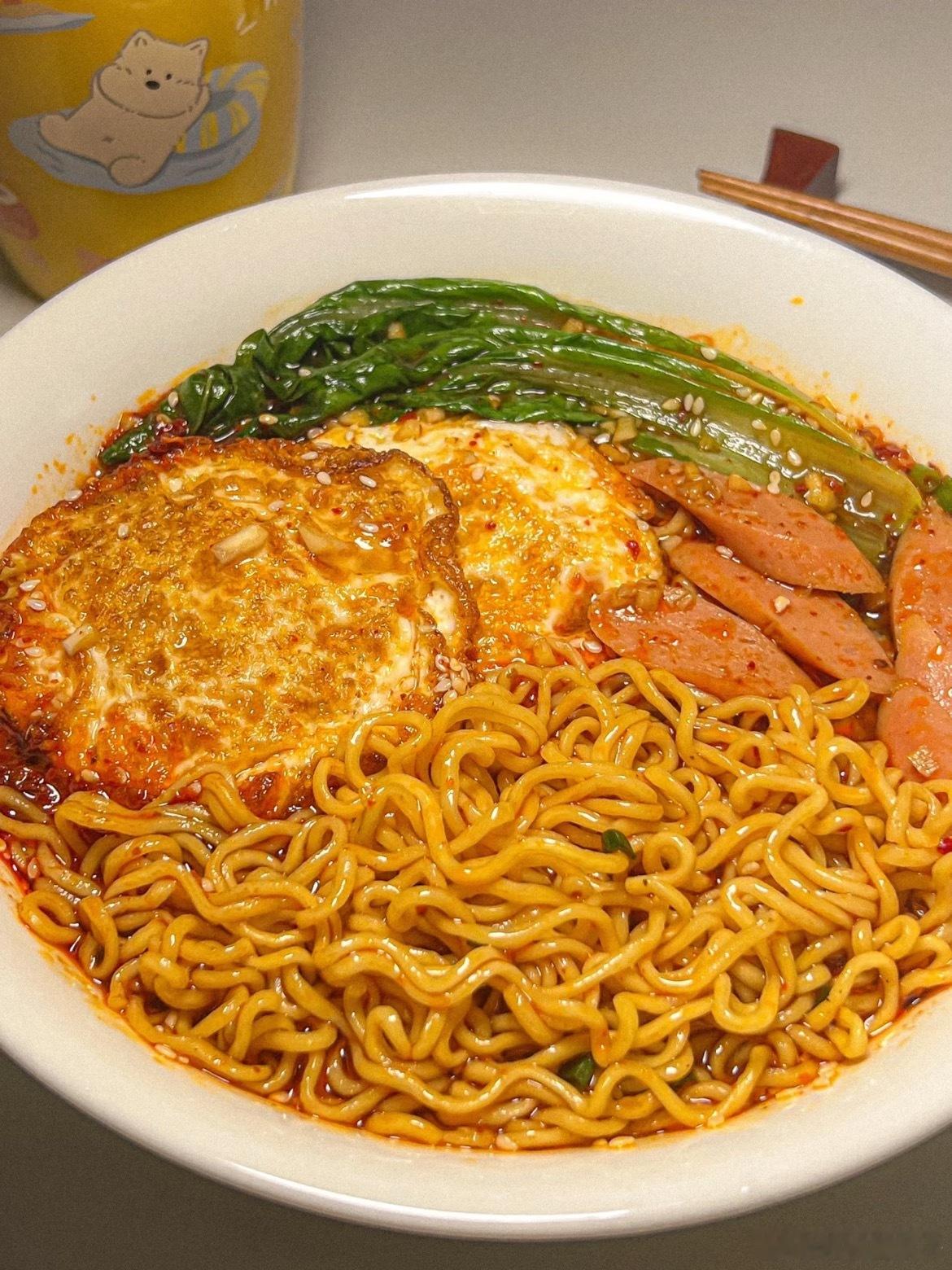 深夜的泡面，是孤独与满足的完美平衡。热水冲开的瞬间，香气霸道地占领整个房间，连寂