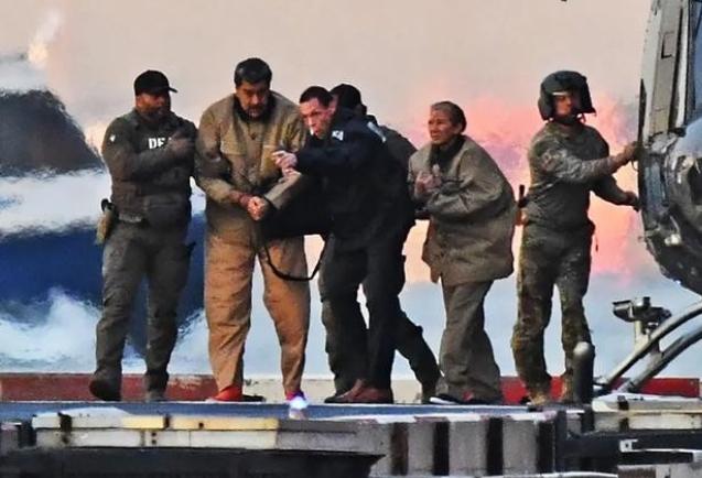 美国彻底懵了！强行抓走委内瑞拉总统、专机直接押走，中国没动静；转头轰炸伊朗、炸得