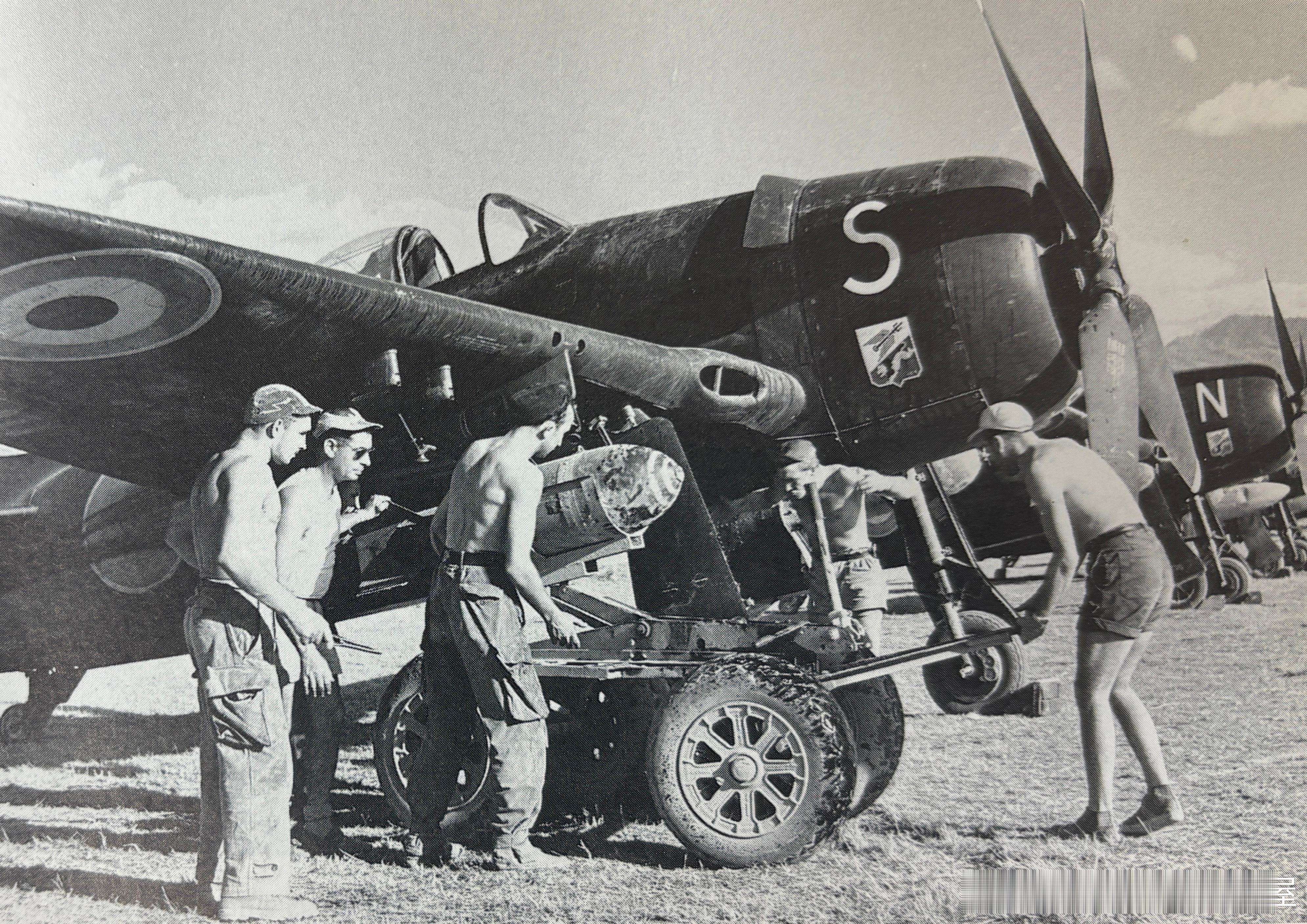 1954年初法军地勤在奠边府机场给F8F-1战斗机挂载500榜炸弹军事历史全触达