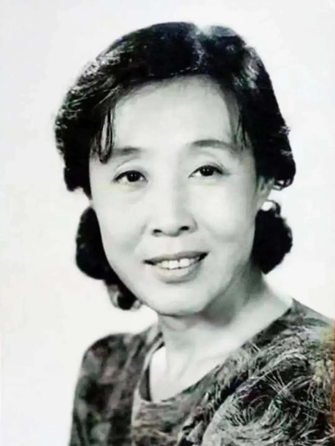 倪萍一篇千字长文悼念朱媛媛，字字泣血，道尽半生情谊。她忆起朱媛媛拍戏时揣着保温杯