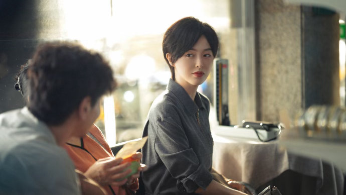 唐嫣赵又廷吵架戏脚踢伤了直播这段互动真的好真实！赵又廷拍戏投入不慎受伤，唐嫣下意