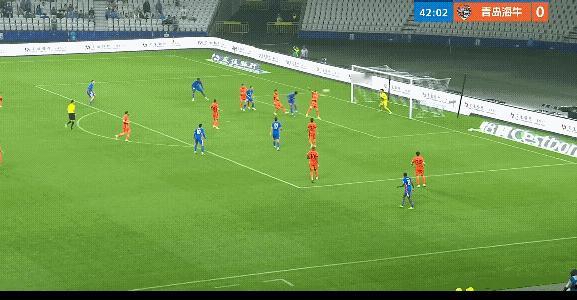 青岛海牛门将牟鹏飞这个门前连续三次扑救阻挡了申花球员可能的进球，可能会成为本赛季