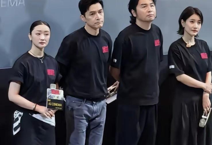 老百姓觉醒了，不再众筹让娱乐圈花天酒地了！
 
演员就是过去的戏子，现在就是个普