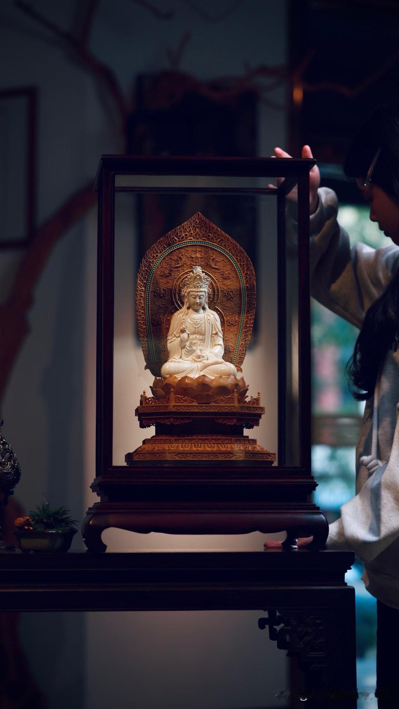 有些观音像，不需要靠尺寸压人。

只要静静放在那里，整个空间的气息都会慢下来。
