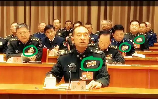 看不懂！郑金虽身为高级士官，军衔为一级军士长，但“地位”其的不低呀！不仅在士官中
