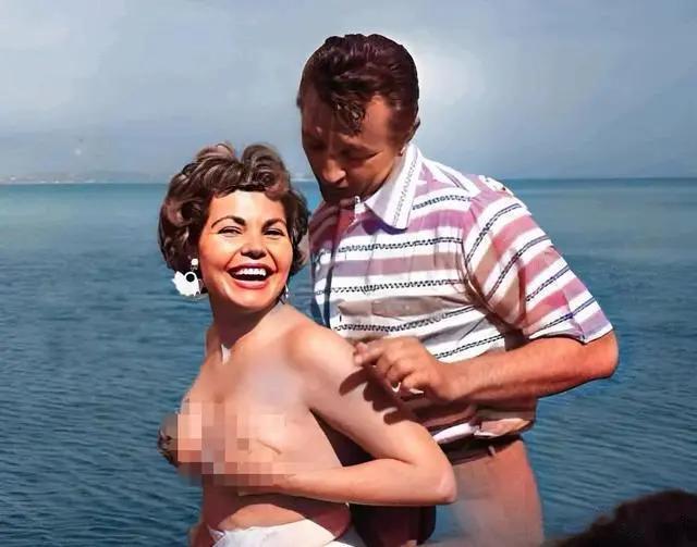 这张照片特别吸引人的眼球，照片拍摄于上个世纪50年代的法国戛纳电影节期间，照片中