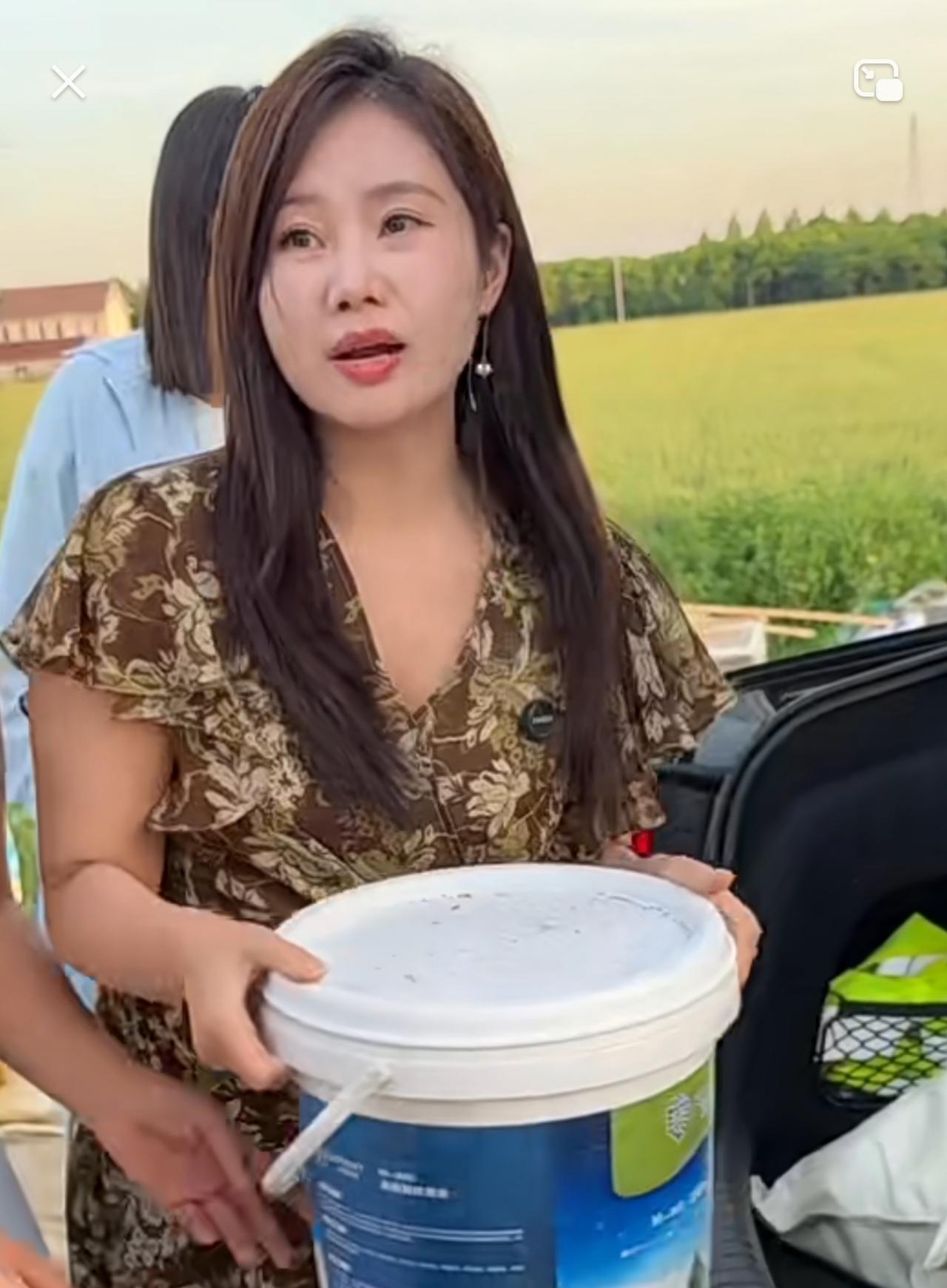 太接地气了！杨妞花腌蒜的桶居然是美缝剂的桶，这么大的网红也会和普通的农村人一样废