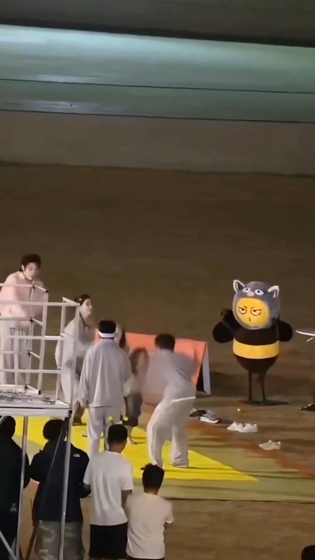 高叶周冬雨祝绪丹被指压板咬了 谁发明的“酷刑”游戏！指压板上跳绳，听听三位的惨叫