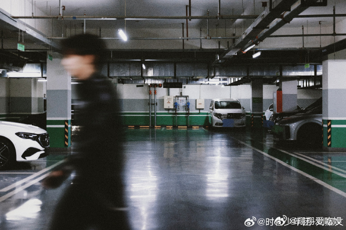 刘耀文地库战神发力了刘耀文地库营业简单地库场景被他拍出高级潮流时尚感 