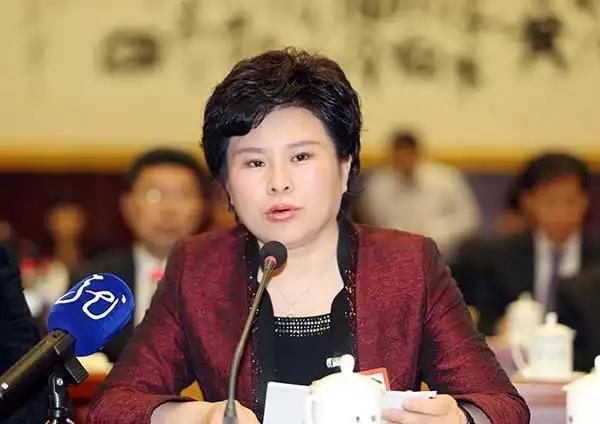 61岁的高环，最终倒在了退休的门槛上，当她回顾25年前那次人生重要的转折点时，如