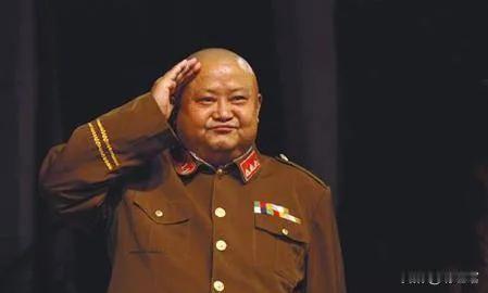 1935年，川军师长范绍增无意间发现小妾与副官有私情。没想到这个“哈儿”师长并没