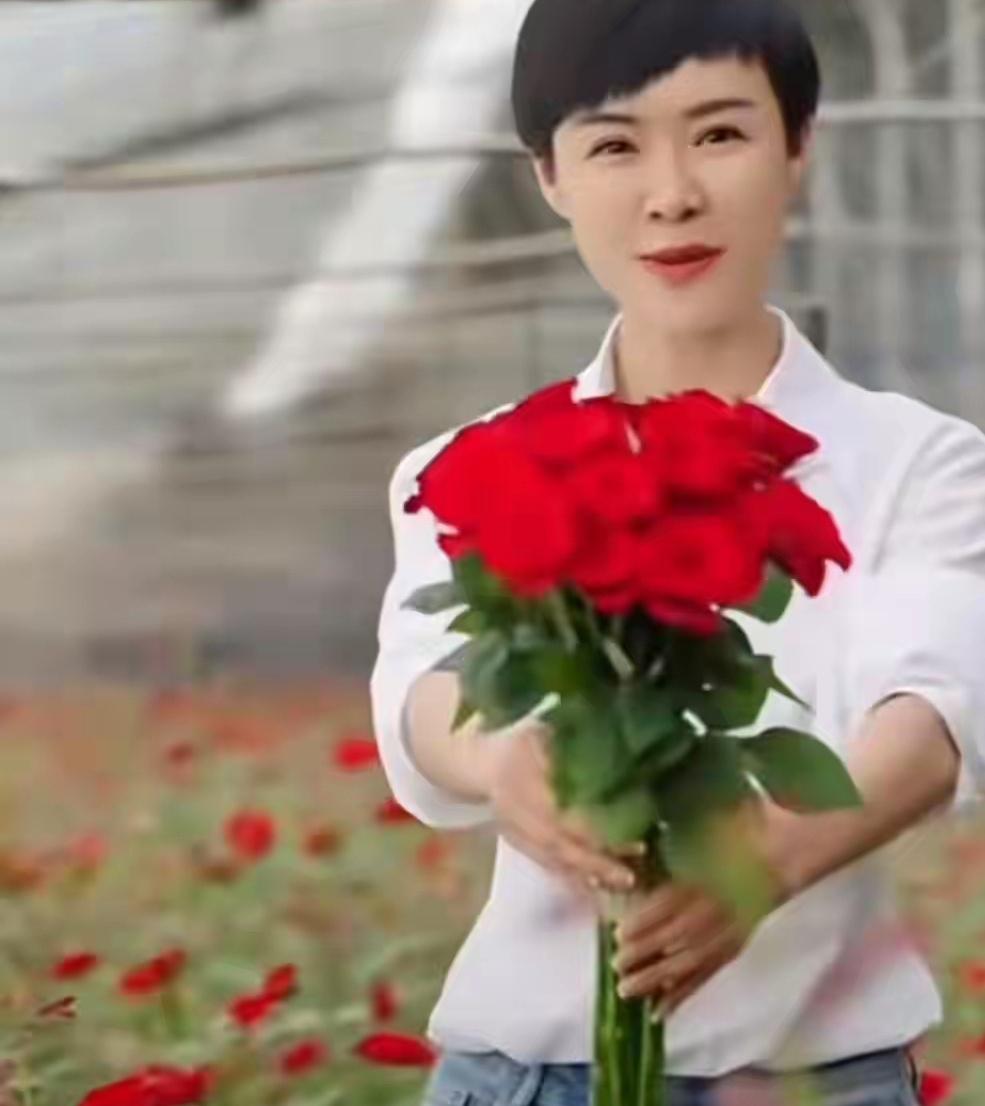 花儿为什么这样红？因为她扎根在人民的土壤，吸收的是祖国灿烂的阳光。她在最纯净的天