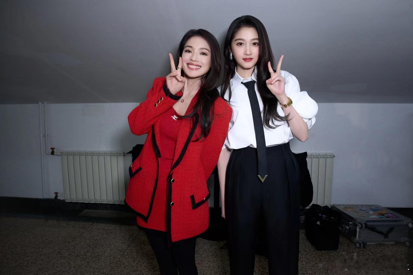演员舒淇、关晓彤活动现场偶遇，开心合影比耶✌🏻两个人都太好看了！❤️ ​​​