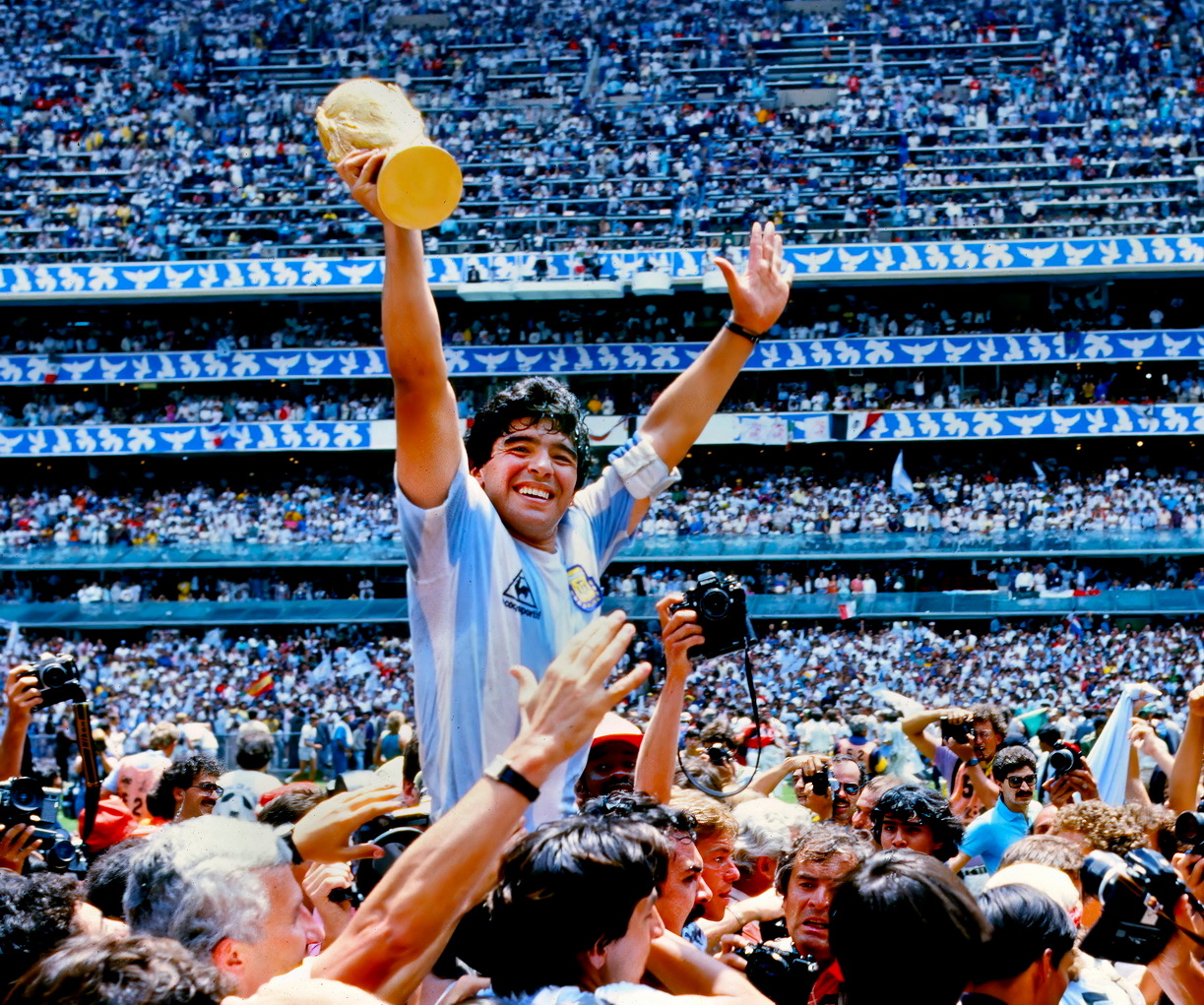 世界杯 1986年6月29日，墨西哥墨西哥城——阿兹特克体育场内，阿根廷队的迭戈