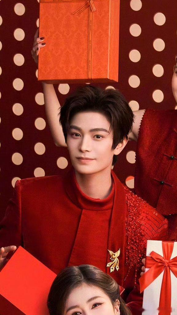 白鹿、李昀锐、丁禹兮、田曦薇、宋威龙、毕雯珺、李兰迪、王玉雯 春晚合照！ 