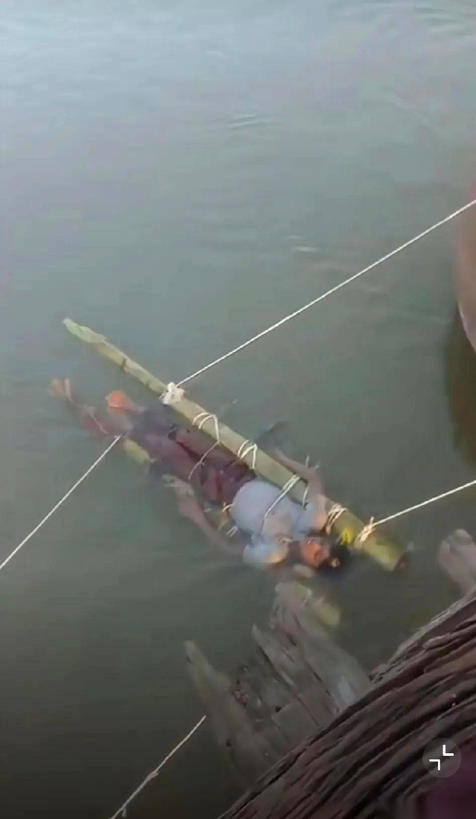 在印度阿姆罗哈，一个14岁男孩被毒蛇一口咬伤后，等来的不是救护车，而是一条麻绳。