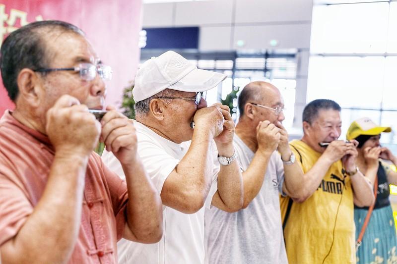 完全可以，别被“必须懂乐理才能玩乐器”的说法劝退。
我身边有个72岁的老爷子，之
