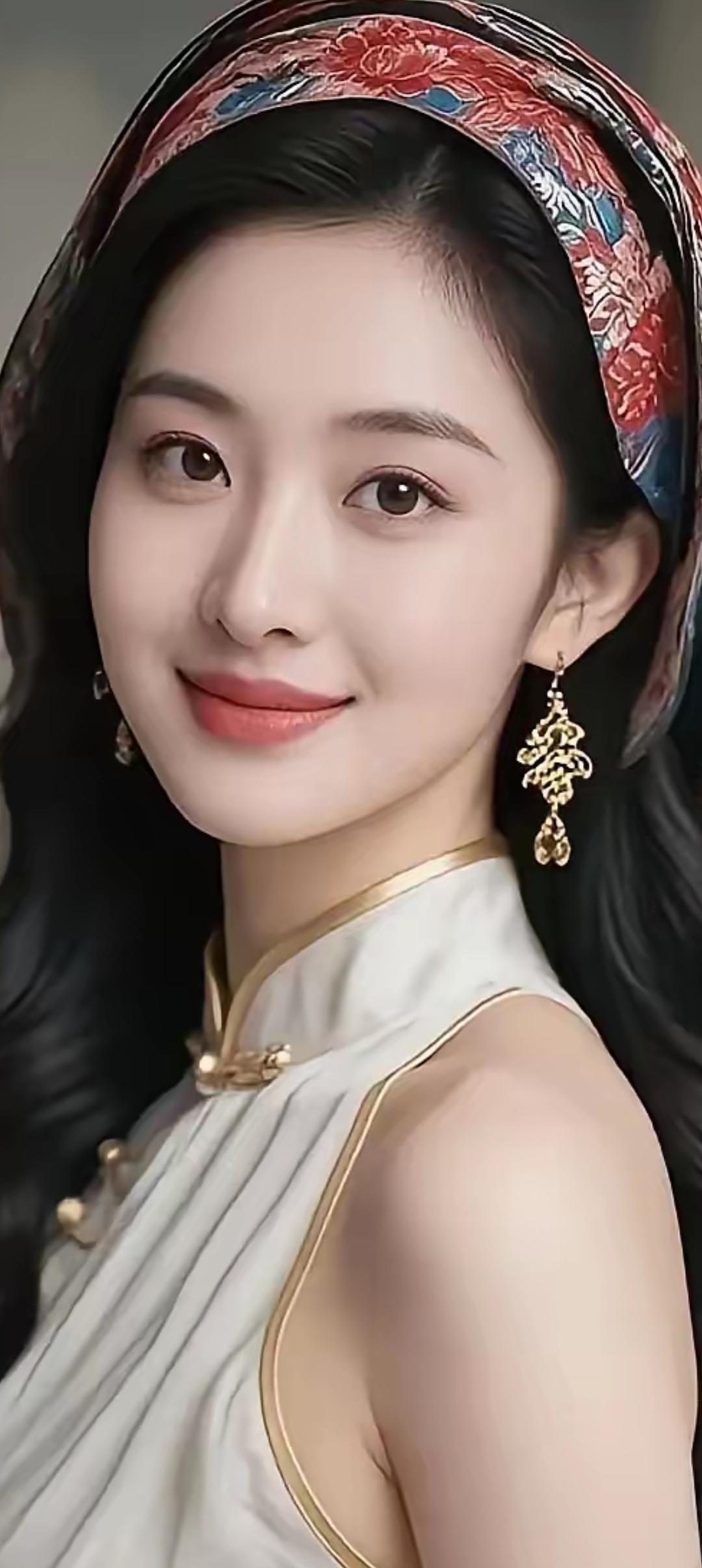 东方古典美人，头戴花冠，耳坠金饰，温婉动人。