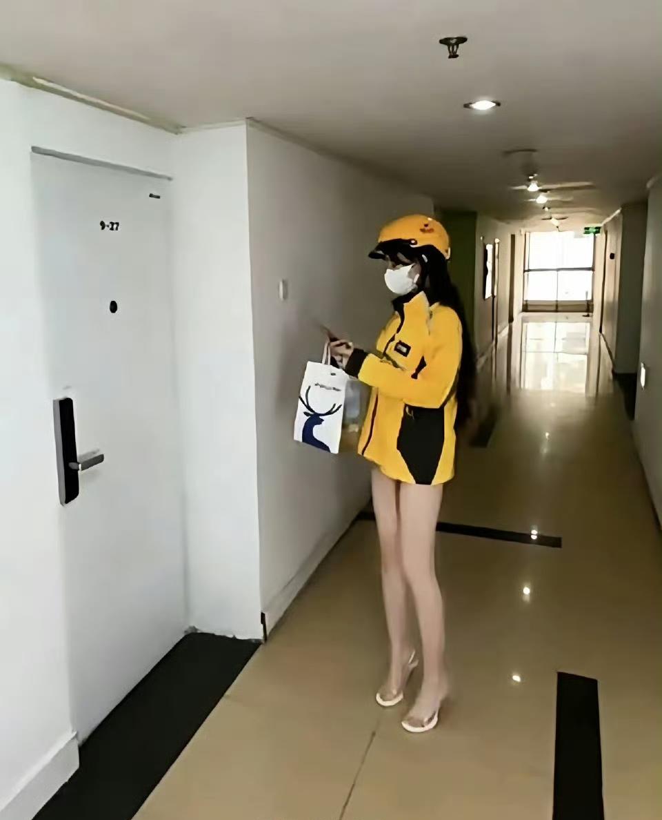 这样送外卖，你会多点一单吗？送外卖，送卖！一日未脱贫，送餐不能停！