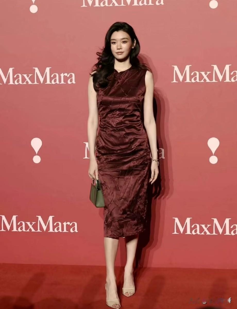 奚梦瑶亮相MaxMara活动，人美气质佳，人生顺遂还常怀温柔善心
 
近日，超模