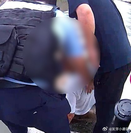 台州老人不慎被困浅溪第一时间拨通110 近日，台州天台福溪派出所接到76岁老人的