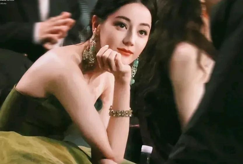 微博之夜被媒体拍到的迪丽热巴内场图
那个才叫真正的美
美得让人无法呼吸
不愧是迪