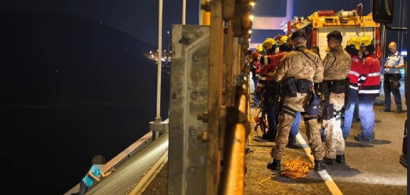 11月22日周六晚7时47分，香港警方接到一名出租车司机报案，称在香港青屿干线青