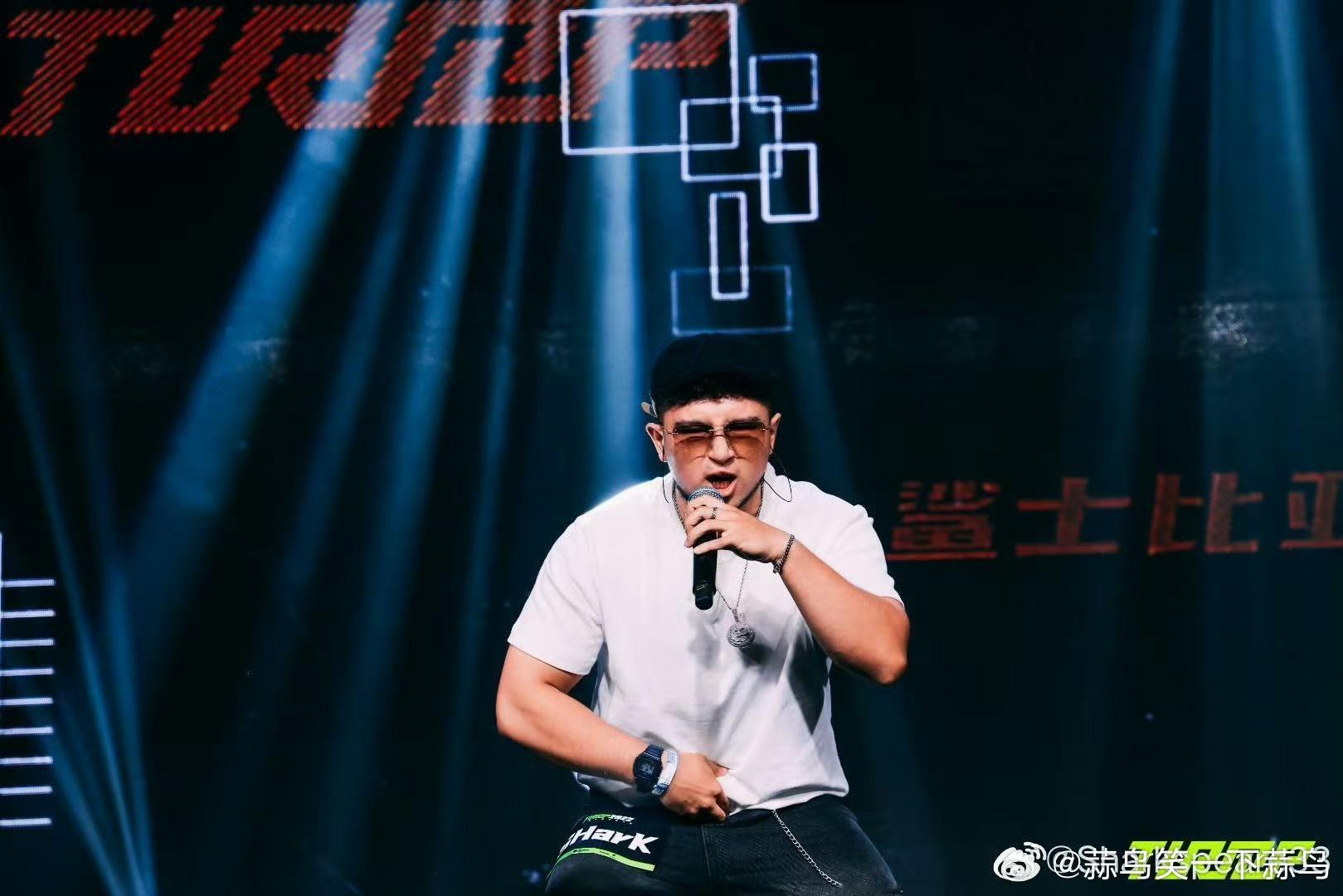 SHarK 在新说唱的 “多面体” 发型，让人想起李佳隆的同款造型。这种相似没有