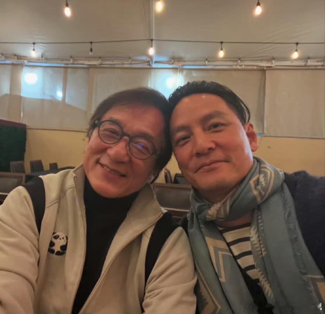 成龙吴彦祖合照  成龙吴彦祖合影 成龙吴彦祖春节重聚合影，两个男神同框！ 