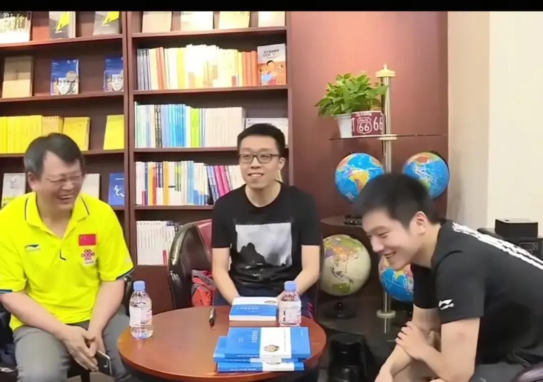 他25岁，被禁止恋爱。
 
不是队规，是教练吴敬平白纸黑字写进自传的命令：东京奥