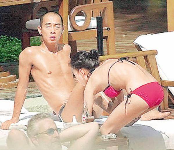 2003年，陈小春张柏芝两人同游曼谷，游泳池旁张柏芝穿着比基尼，娇嗔地看着陈小春