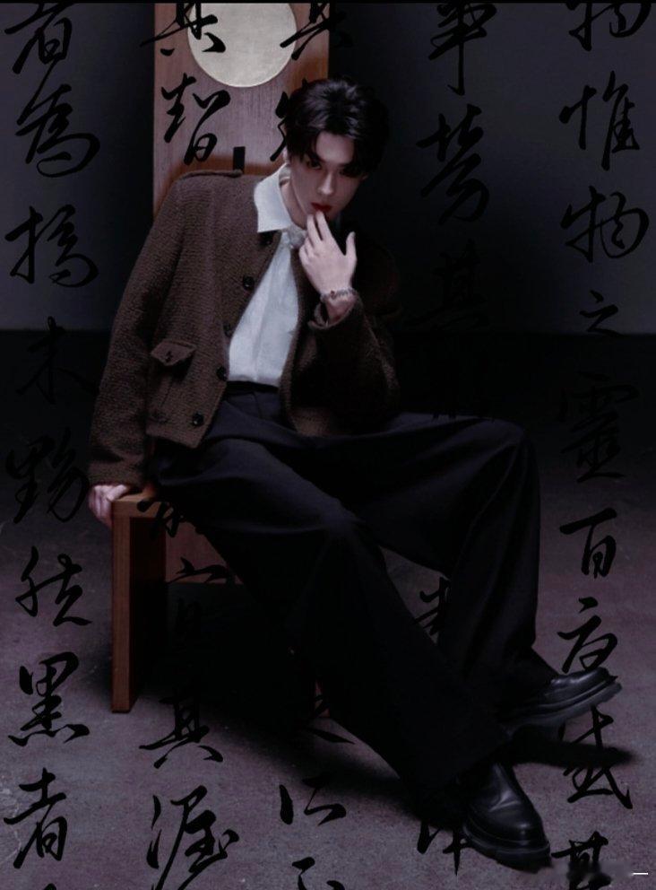 txn 侧影裁碎半盏月，眉梢落了颗星，字里行间的墨还没干，你先成了诗里最软的那笔