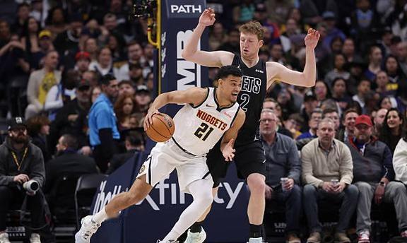 自从约老师缺阵后，虽然斯潘塞-琼斯还能够出现在先发阵容中，但是他在场上的表现算是