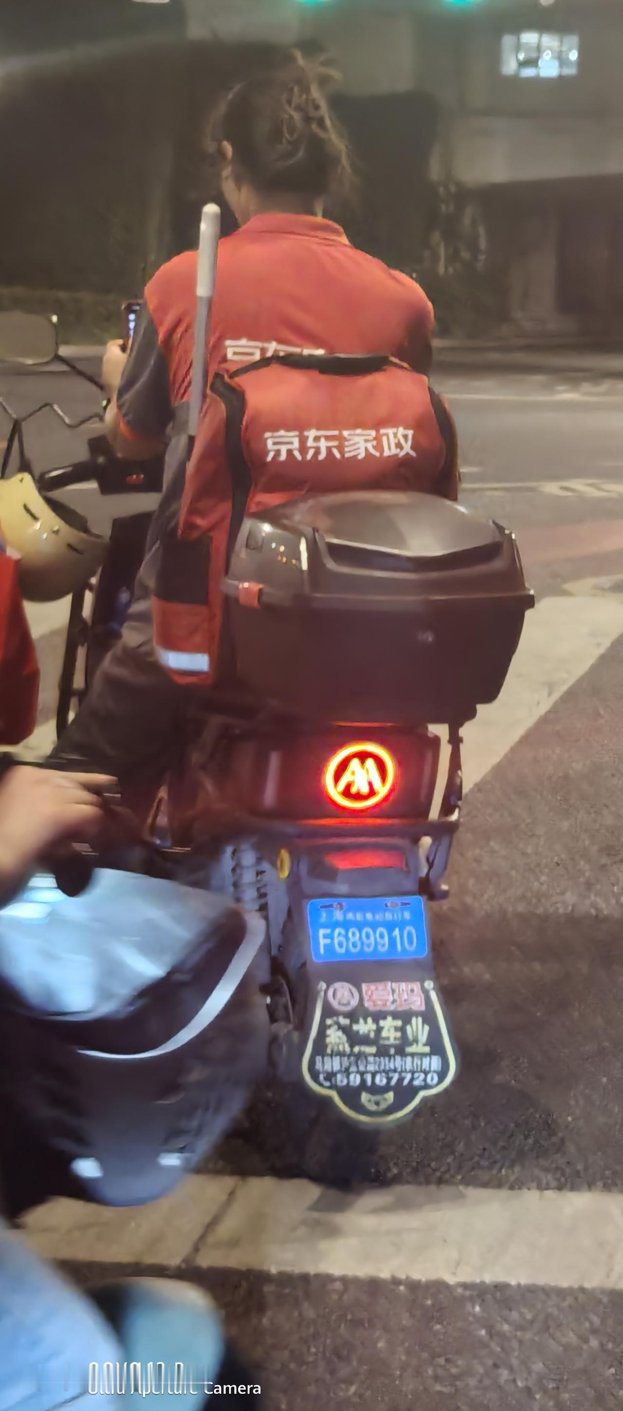 强哥确实强
朴实的强哥 
娶的了美貌奶茶妹，
办的是京东大产业，
做的是社会大事