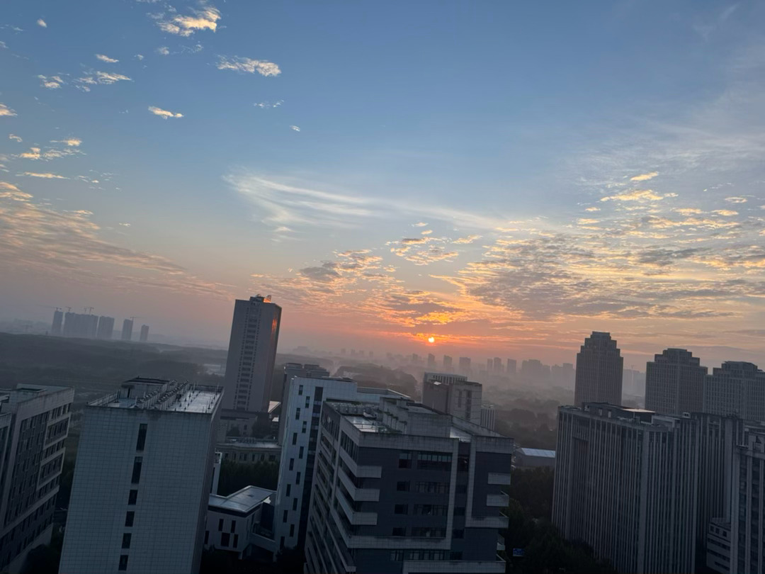 早安 朝阳破云而出 万丈霞光铺满大地✨新的一天 心怀热爱 步履不停所有沉淀 终会