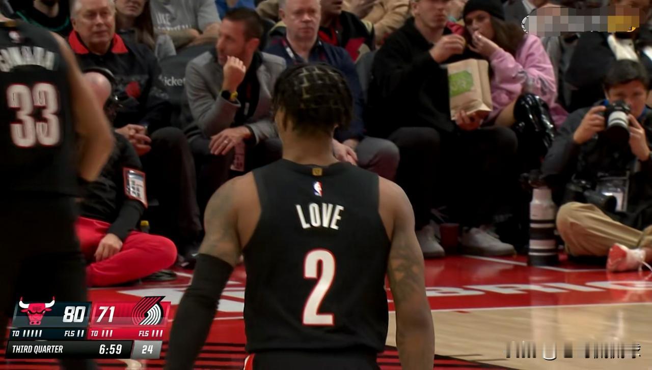 开拓者小将乐福真是铁到家了！在今天开拓者主场以121：122输给公牛的比赛中，乐